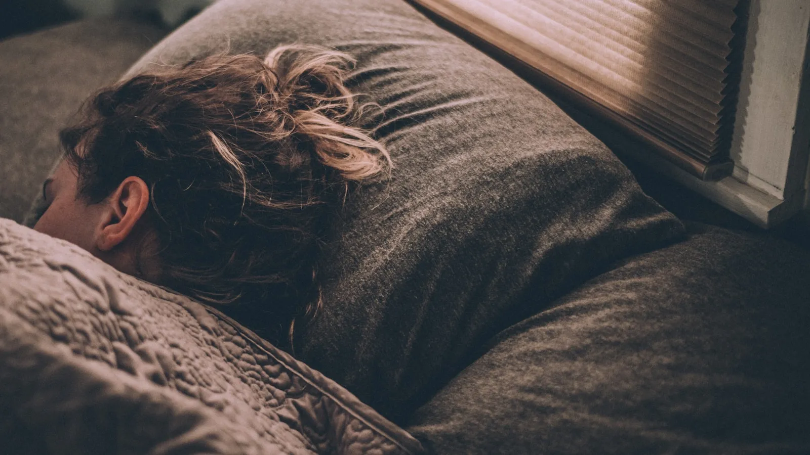 Alcohol and sleep: why you fall asleep faster but rest worse
